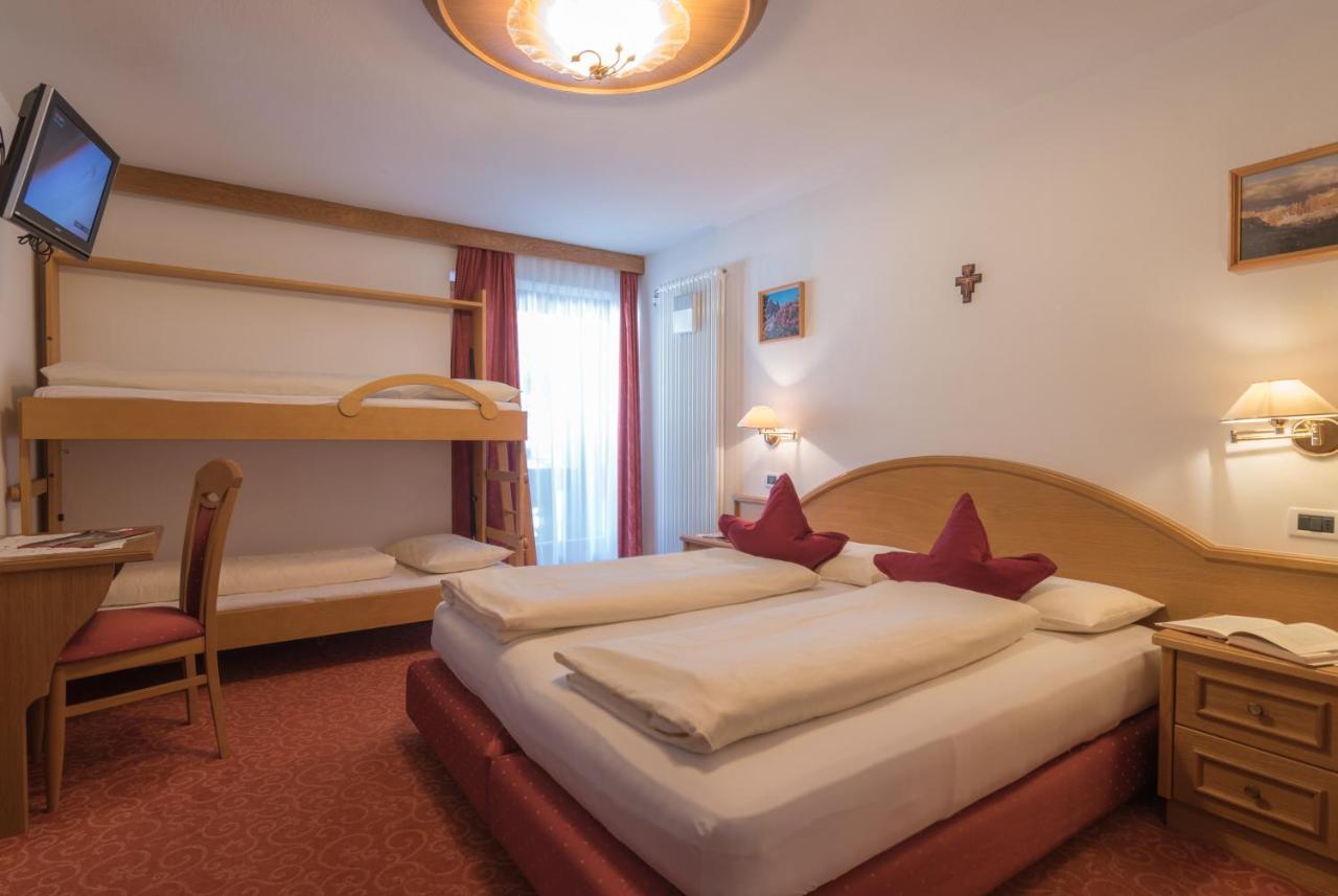 Family Room with Mountain View,769557247:JPEG